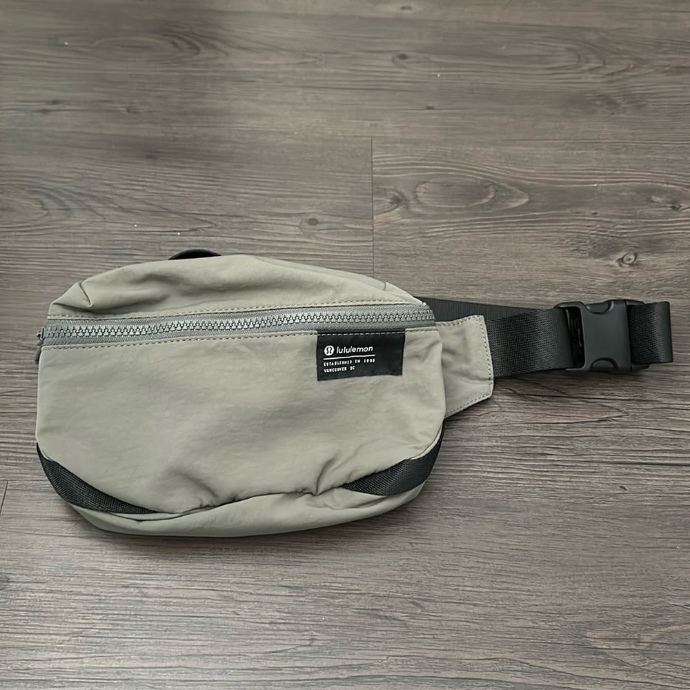 NWOT Lululemon Clean Lines Belt Bag 2L - Grey Sage